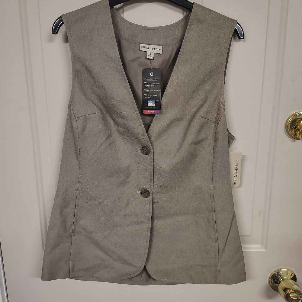 Doc & Amelia NWT Women's Taupe Vest Size 6